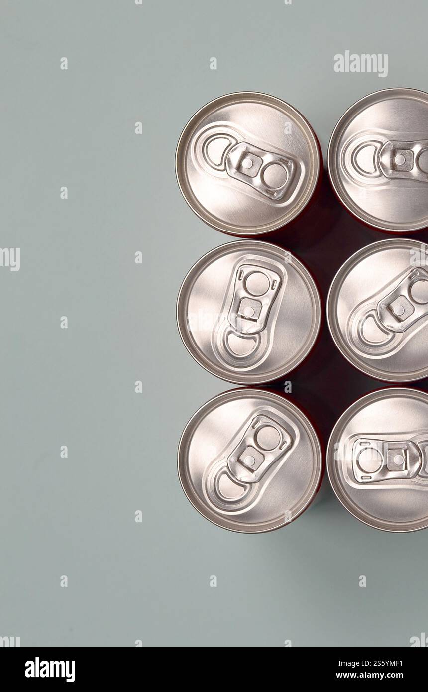 Viele neue Aluminiumdosen mit alkoholfreien Limonaden, Limonade Cola, Bier oder Energy Drink. Konzept der Getränkeherstellung und Massenproduktion. Viele Stockfoto