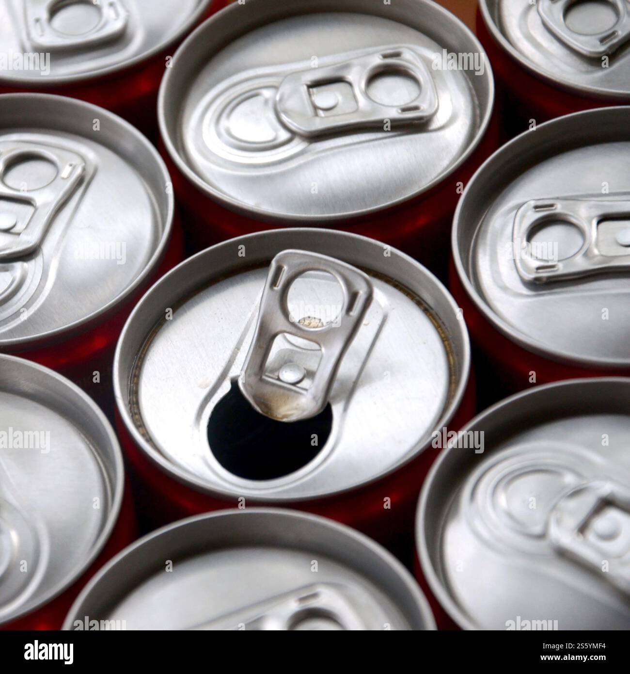 Viele Alu-Soda-Getränkedosen schließen sich. Werbung für Soda- oder Blechdosen-Massenproduktion. Viele Getränkedosen aus Aluminium. Werbung für Stockfoto