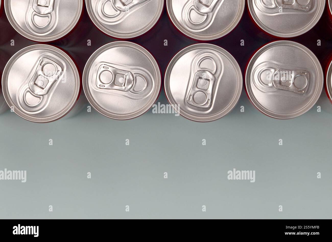 Viele neue Aluminiumdosen mit alkoholfreien Limonaden, Limonade Cola, Bier oder Energy Drink. Konzept der Getränkeherstellung und Massenproduktion. Viele Stockfoto