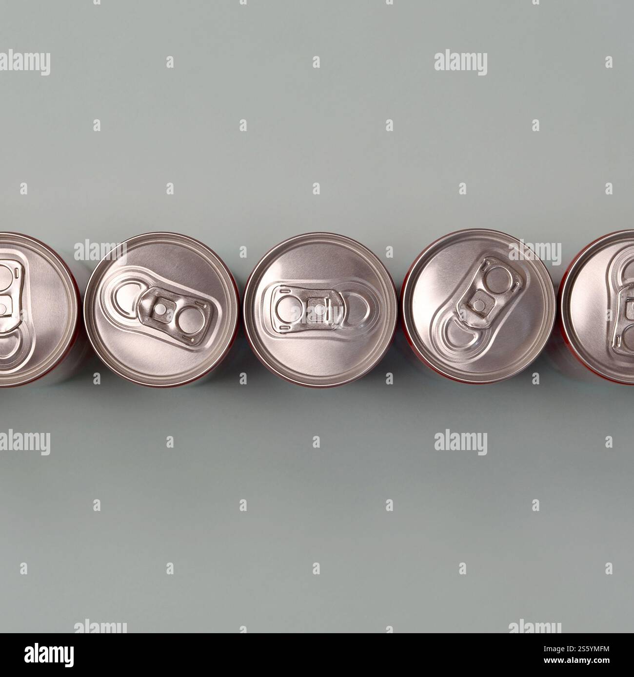 Viele neue Aluminiumdosen mit alkoholfreien Limonaden, Limonade Cola, Bier oder Energy Drink. Konzept der Getränkeherstellung und Massenproduktion. Viele Stockfoto