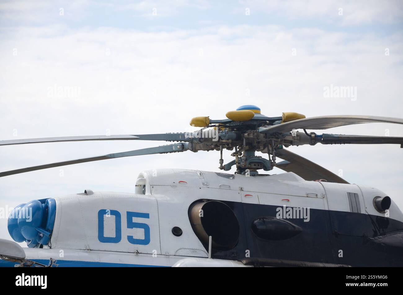 Fragment der Helikopterschraubenmaschine nahe am blauen Himmel. Der Propeller des ukrainischen Helitransporters. Fragment der Hubschrauberschraubenmaschine Stockfoto Fragment der Helikopterschraubenmaschine nahe am blauen Himmel. Der Propeller des ukrainischen Helitransporters. Fragment der Hubschrauberschraubenmaschine Stockfoto
