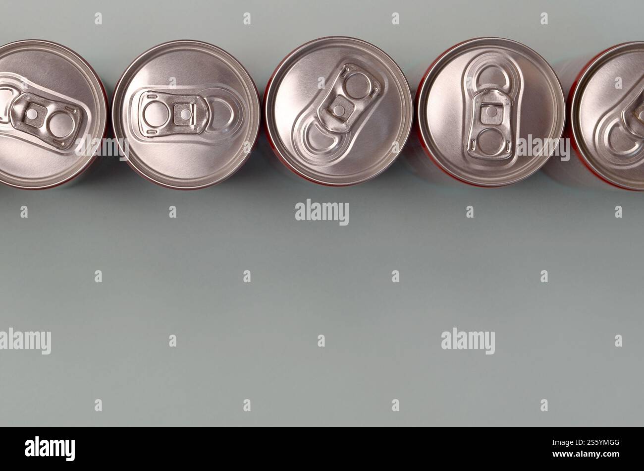 Viele neue Aluminiumdosen mit alkoholfreien Limonaden, Limonade Cola, Bier oder Energy Drink. Konzept der Getränkeherstellung und Massenproduktion. Viele Stockfoto