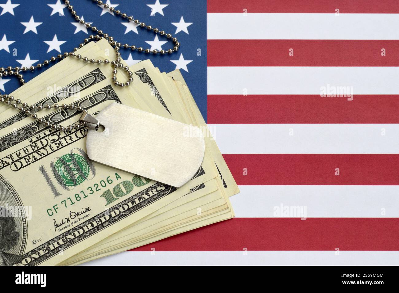 Armeeausweismedaillons und Dollarscheine auf der Flagge der Vereinigten staaten. Militärrente, Gehalt in der Armee oder Militärversicherung, Auftragnehmer Stockfoto