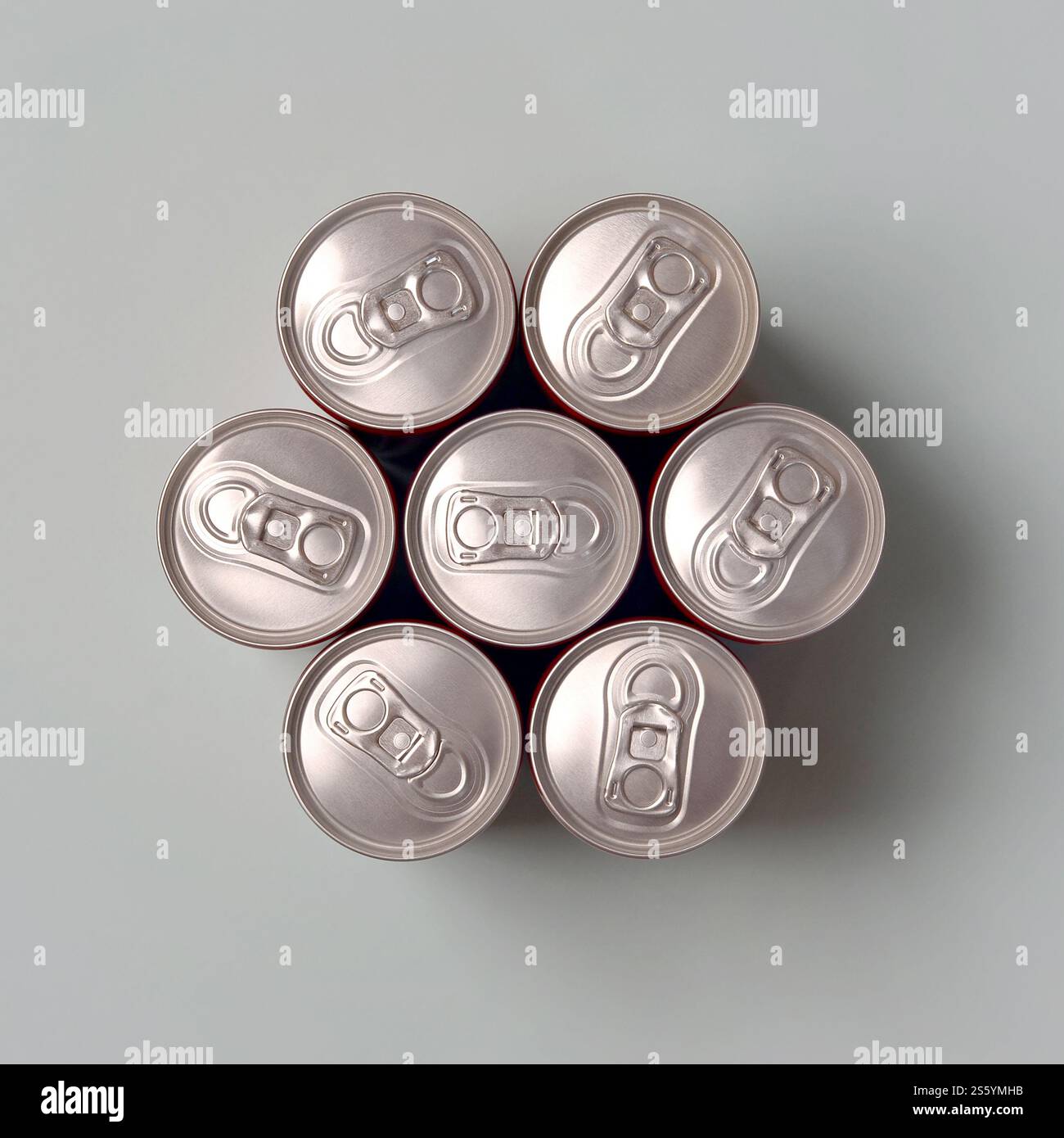 Viele neue Aluminiumdosen mit alkoholfreien Limonaden, Limonade Cola, Bier oder Energy Drink. Konzept der Getränkeherstellung und Massenproduktion. Viele Stockfoto