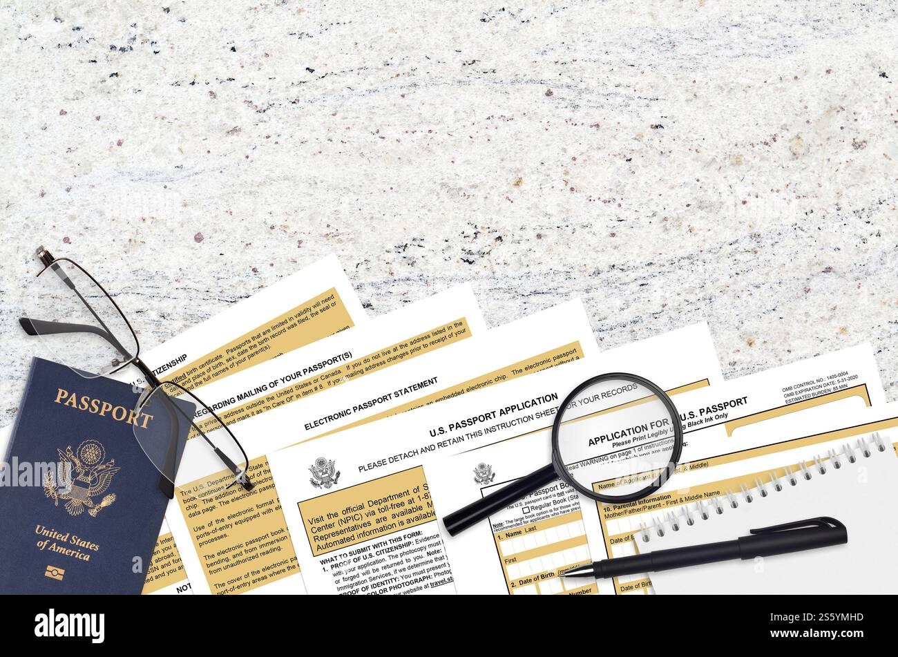 Das Formular DS11 des US-Außenministeriums für den Antrag auf einen US-Pass liegt auf dem Tisch und kann ausgefüllt werden. Papierkram bei Operationen mit US-Passport-Konzept. Stockfoto