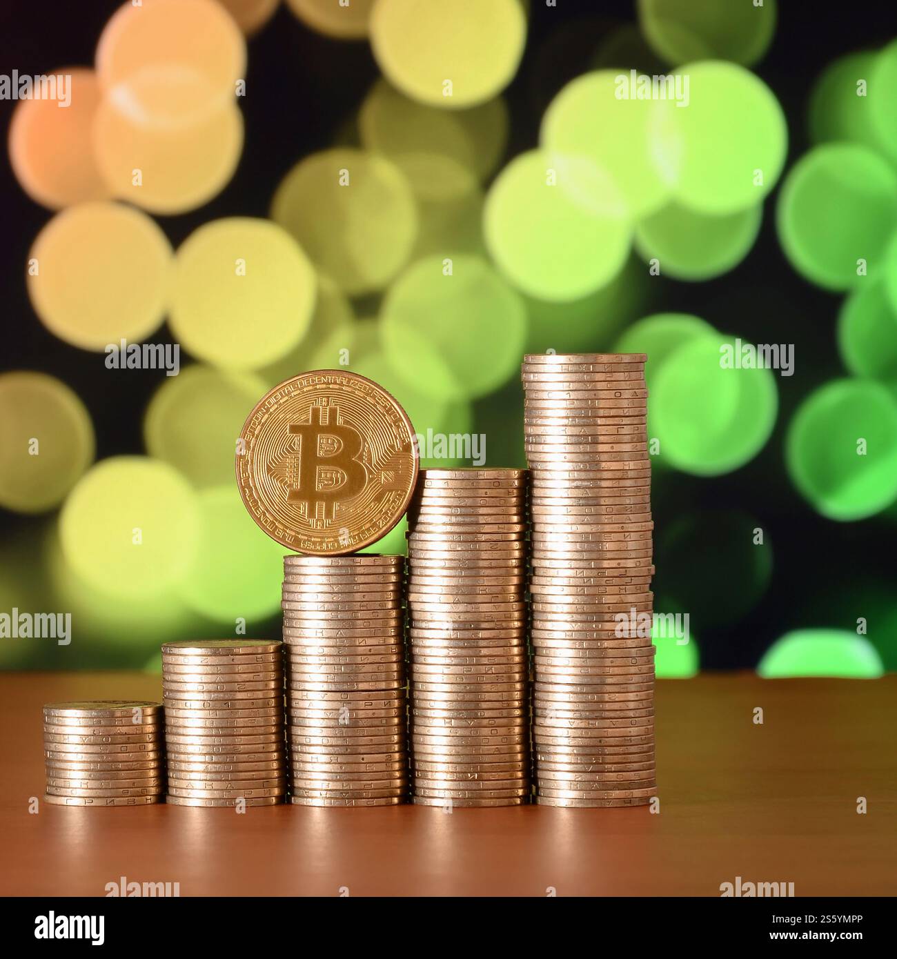 Münzstapel und goldener Bitcoin. Nahaufnahme von digitalen Bitcoin- und Münzgeldstapeln, Finanzgeschäftskonzept für Kryptowährungen. Nahaufnahme von Stockfoto