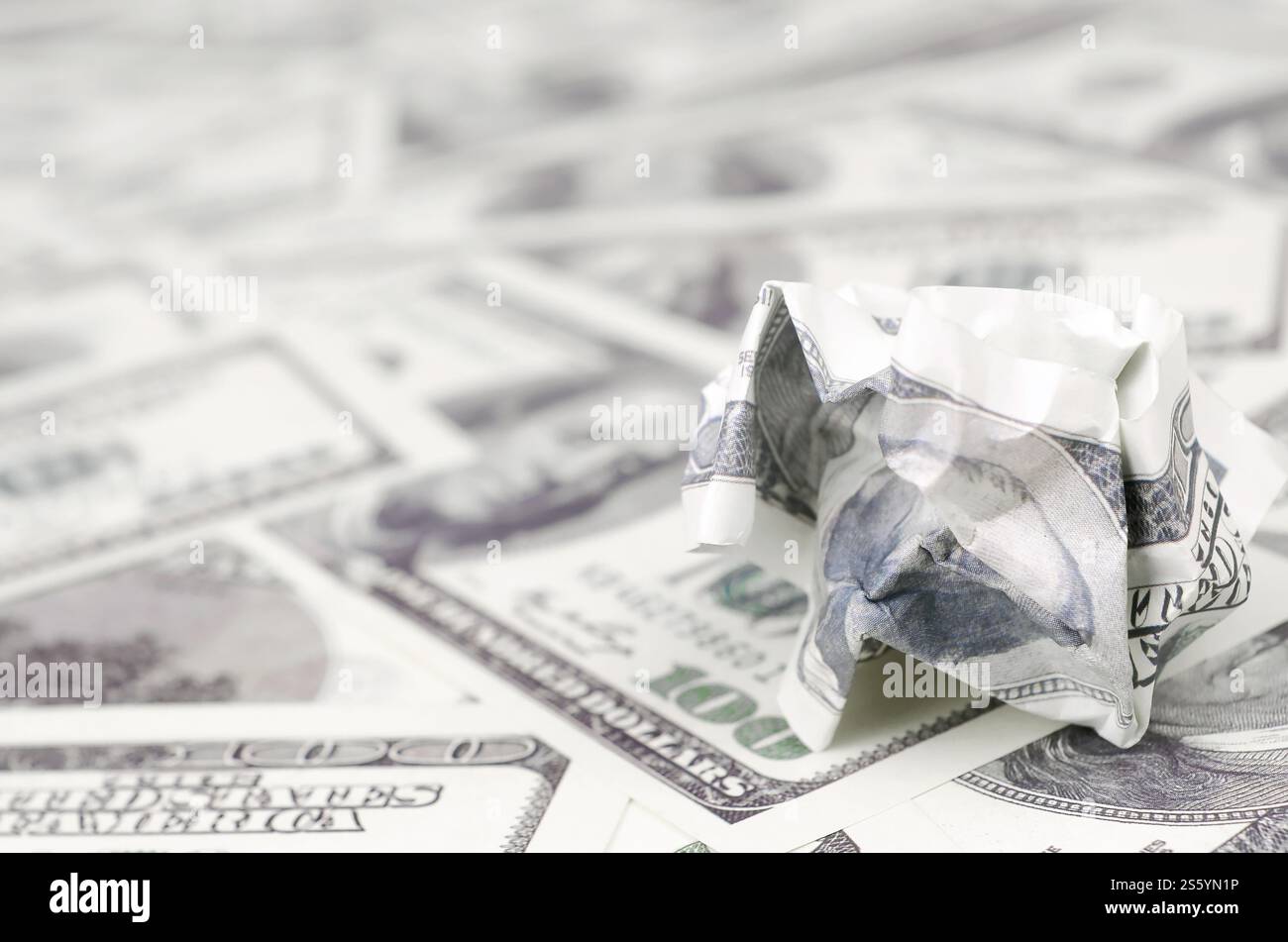 Die zerknitterten Dollarscheine der Vereinigten Staaten liegen auf dem Satz der glatten Geldscheine. Das Konzept der unvernünftigen Geldverschwendung. Zerknitterte Dollarscheine der Stockfoto