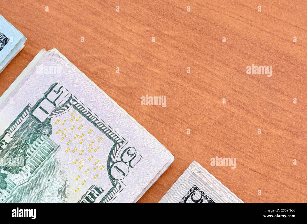 Stapel von vielen hundertfünfzig Dollar Scheine auf hölzernem Hintergrund aus nächster Nähe. Draufsicht mit flacher Lage. Abstrakter Erfolg oder Geschäftskonzept. Stockfoto