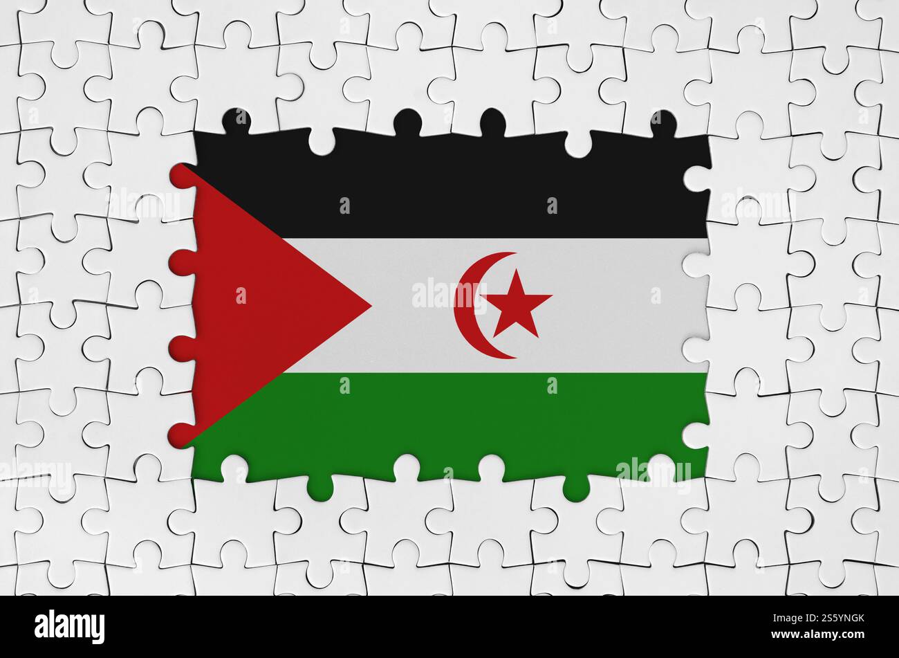 Westsahara-Flagge im Rahmen von weißen Puzzleteilen mit fehlenden Mittelteilen. Westsahara-Flagge im Rahmen von weißen Puzzleteilen mit fehlenden Teilen Stockfoto