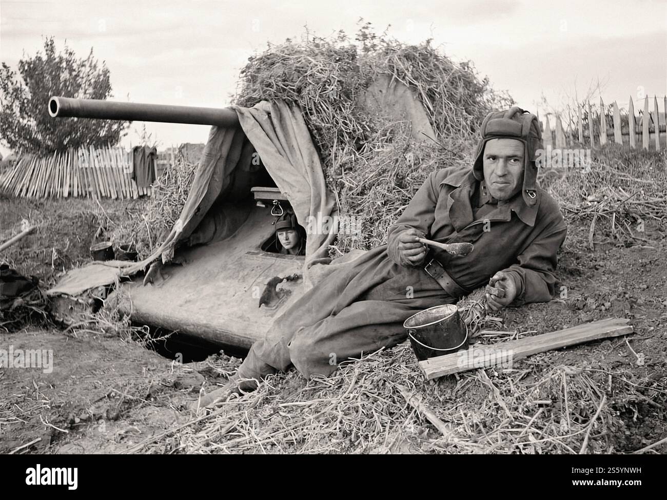 Getarnter sowjetischer T-34 - 76 Panzer des 206. Panzerbataillons, 90. Panzerbrigade in Position in Stalingrad, 1942 - Historisches Dokument, Fotograf unbekannt Stockfoto