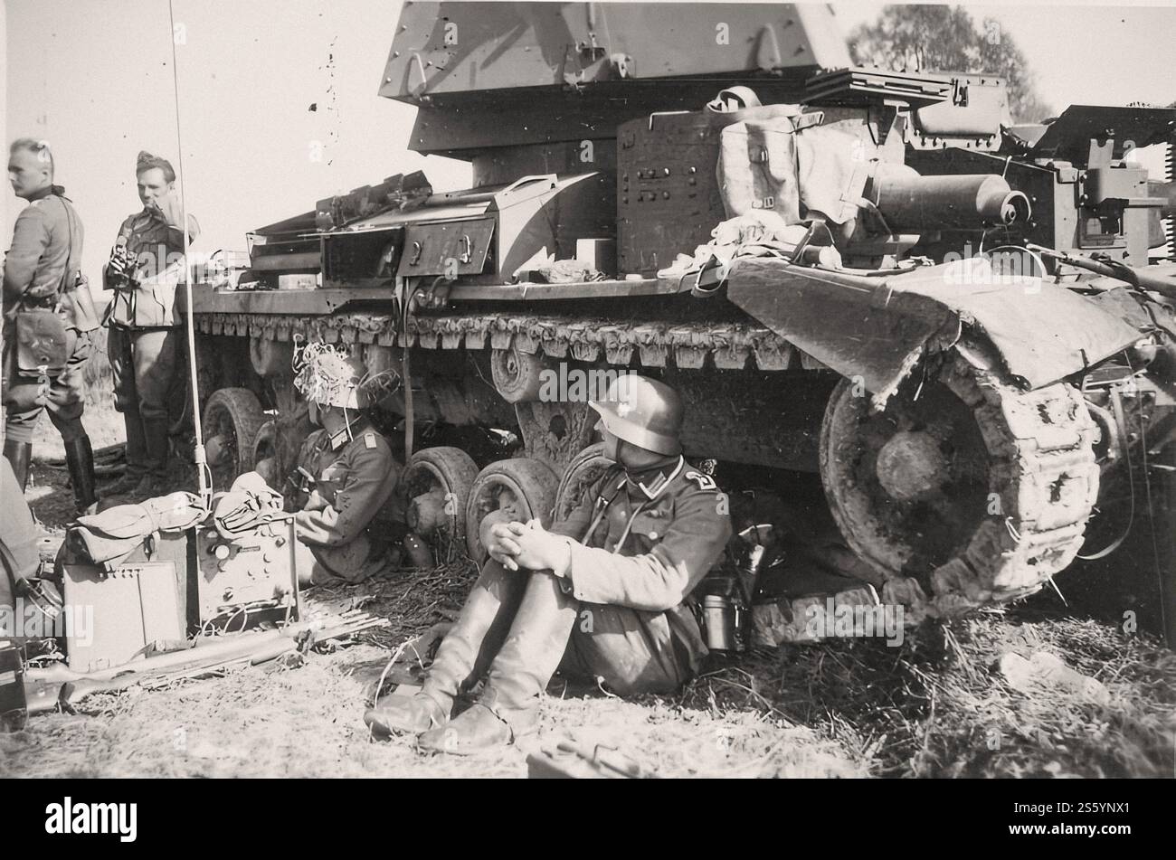 Deutscher Kommandoposten neben britischen Kreuzerpanzern Mk. I (A9) aus der 1. Panzerdivision der britischen Expeditionstruppe in Frankreich. - Historisches Dokument, Fotograf unbekannt Stockfoto