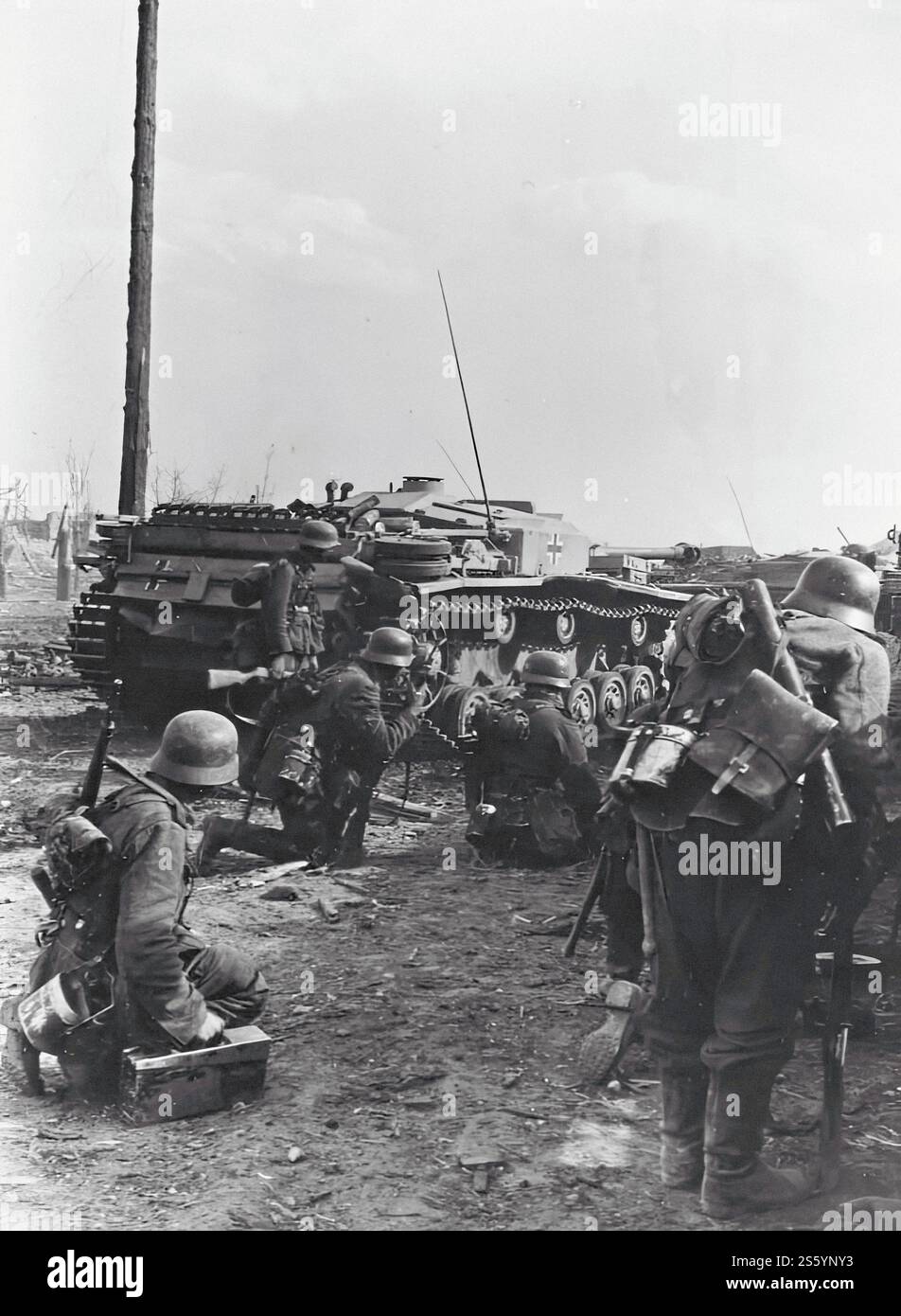 Deutsche Soldaten bereiten sich auf einen Angriff am Stadtrand von Stalingrad vor und eroberten Deckung hinter Sturmgewehr StuG III. 1942. - Historisches Dokument, Fotograf unbekannt Stockfoto