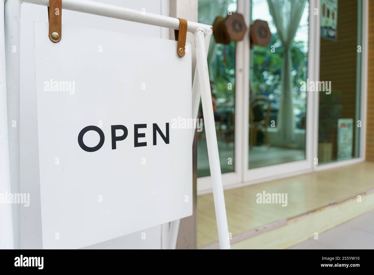 Öffnen Sie das Schild. An Bord oder Beginn der Eröffnung Begrüßungseingang eines kleinen Business-Cafés oder Restaurants und Werbung mit offenem Schild. Stockfoto