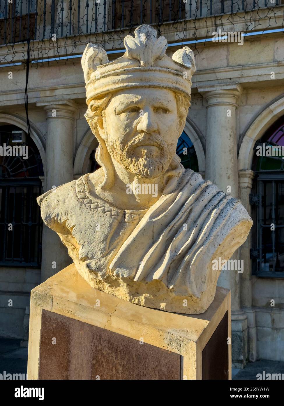 Statue von König Alfonso V., König von Leon war König von Leon von 999 bis 1028, Kopf vor dem Rathaus, Leon, Spanien – Stockfoto Stockfoto