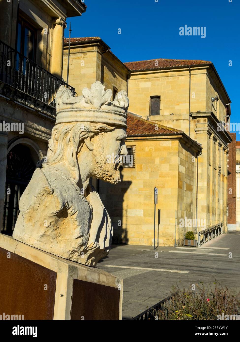Statue von König Alfonso V., König von Leon war König von Leon von 999 bis 1028, Kopf vor dem Rathaus, Leon, Spanien – Stockfoto Stockfoto