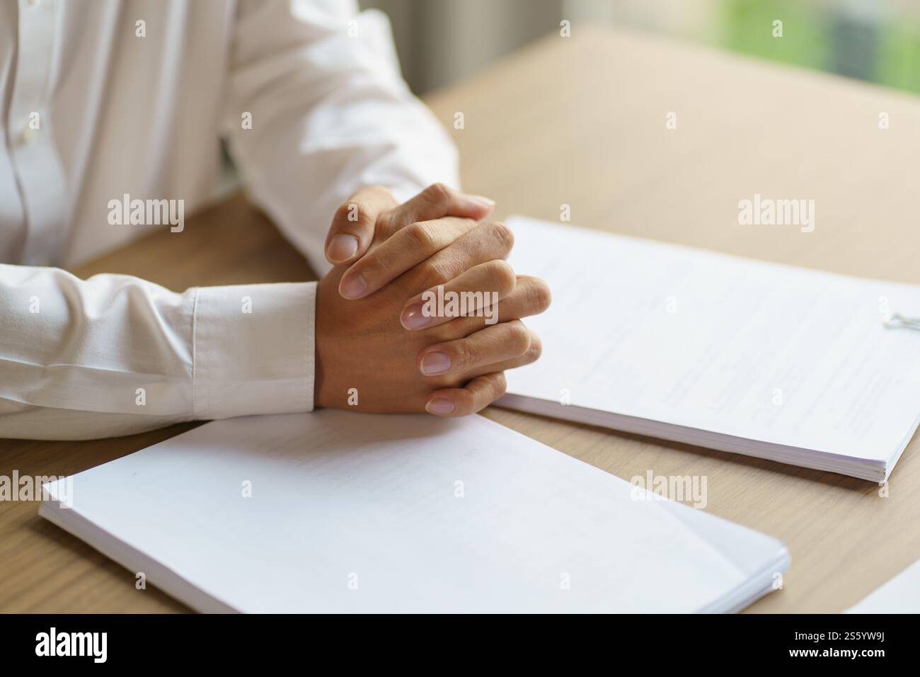 Geschäftsmann überkreuzte die Hände, weil er wartete und Hände hielt, fühlte sich besorgt Impotenz Stockfoto