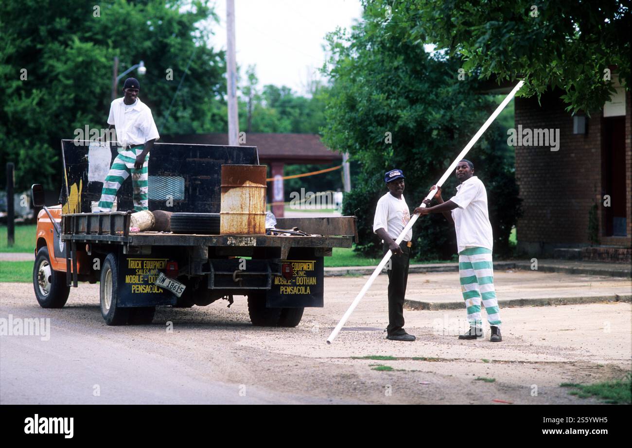 Arbeitsgang von Sträflingen von der Parchman Farm, die an einem sonnigen Tag in Pace, Mississippi, arbeiten Stockfoto