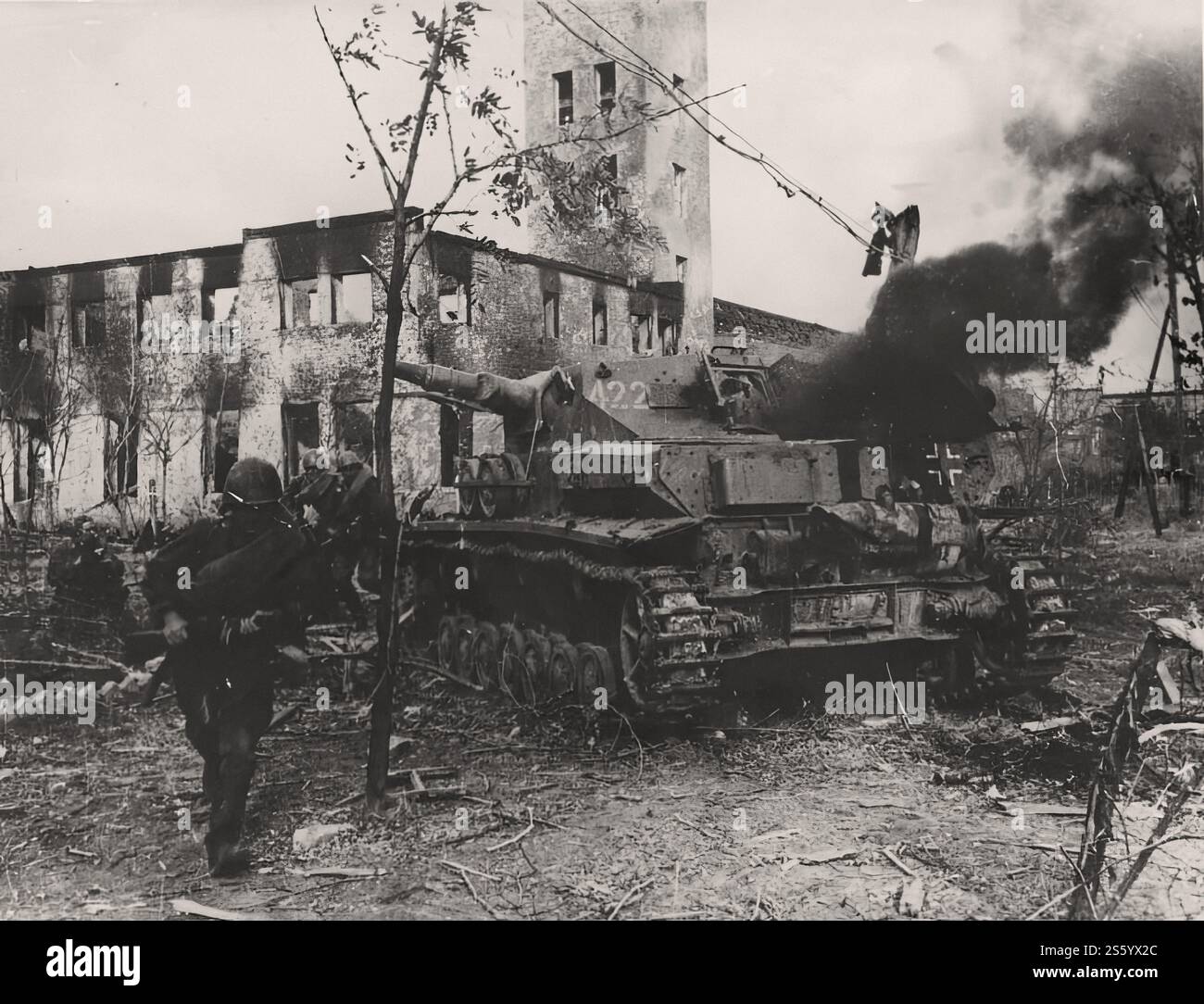 Sowjetische Soldaten zogen am dampfenden deutschen Panzer PZ.Kpfw vorbei. IV im Dorf Krasnoarmejsk (heute Wolgograd), über die Stalingrader Werft - Historisches Dokument, Fotograf unbekannt Stockfoto