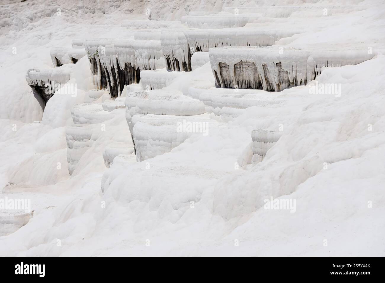 Textur der berühmten blauen Travertin-Pools und Terrassen von Pamukkale. Einzigartiges weißes Material für den truthahn. Textur des berühmten blauen Travertins von Pamukkale Stockfoto