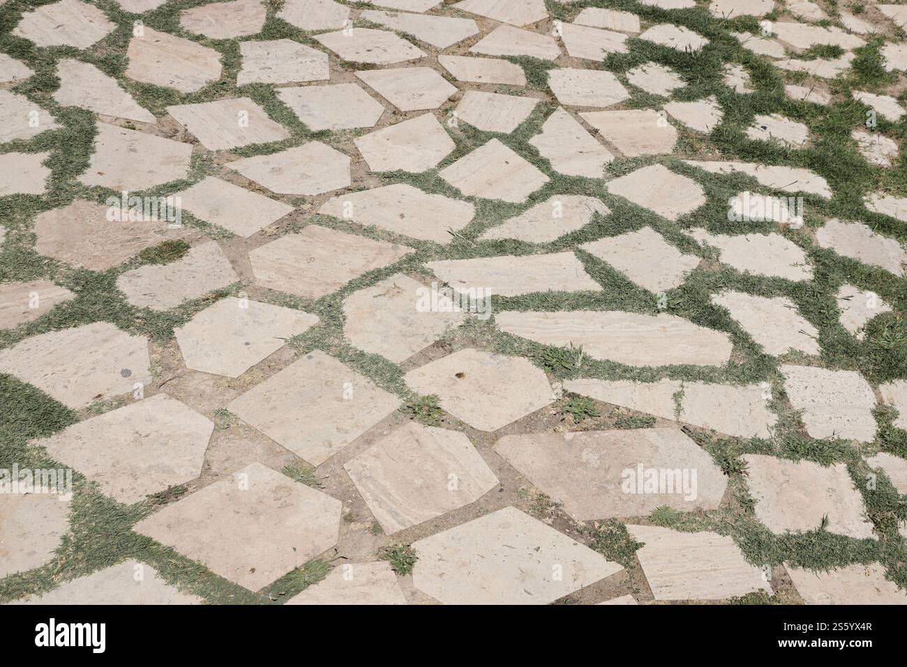 Wandhintergrund mit gelben Natursandsteinfliesen, die mit Ton zusammengenäht sind. Wandhintergrund mit gelben Natursandsteinfliesen Stockfoto