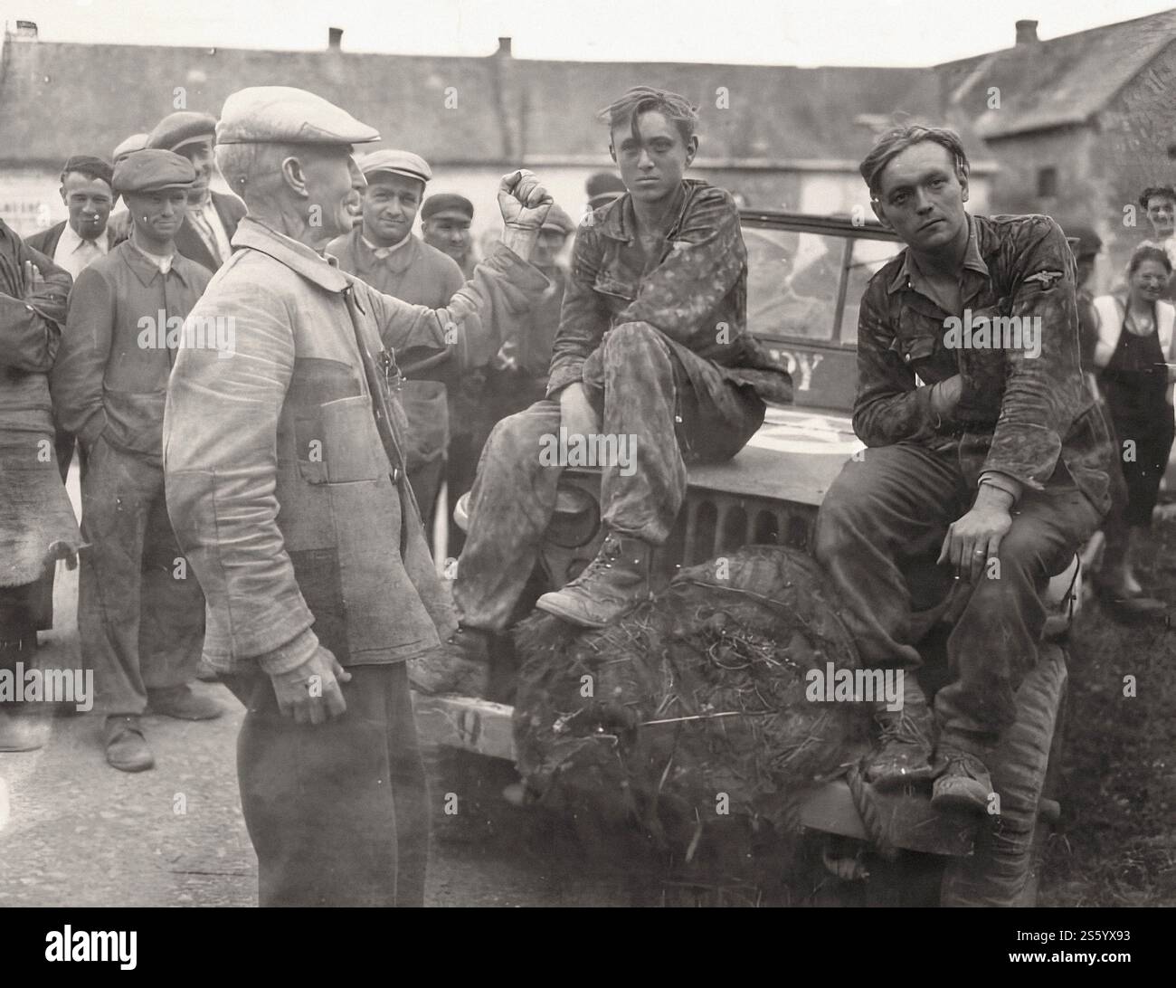 Ein alter Mann zeigt seine Faust bei Gefangenen der 12. SS-Panzerdivision - Hitlerjugend. - Historisches Dokument, Fotograf unbekannt Stockfoto