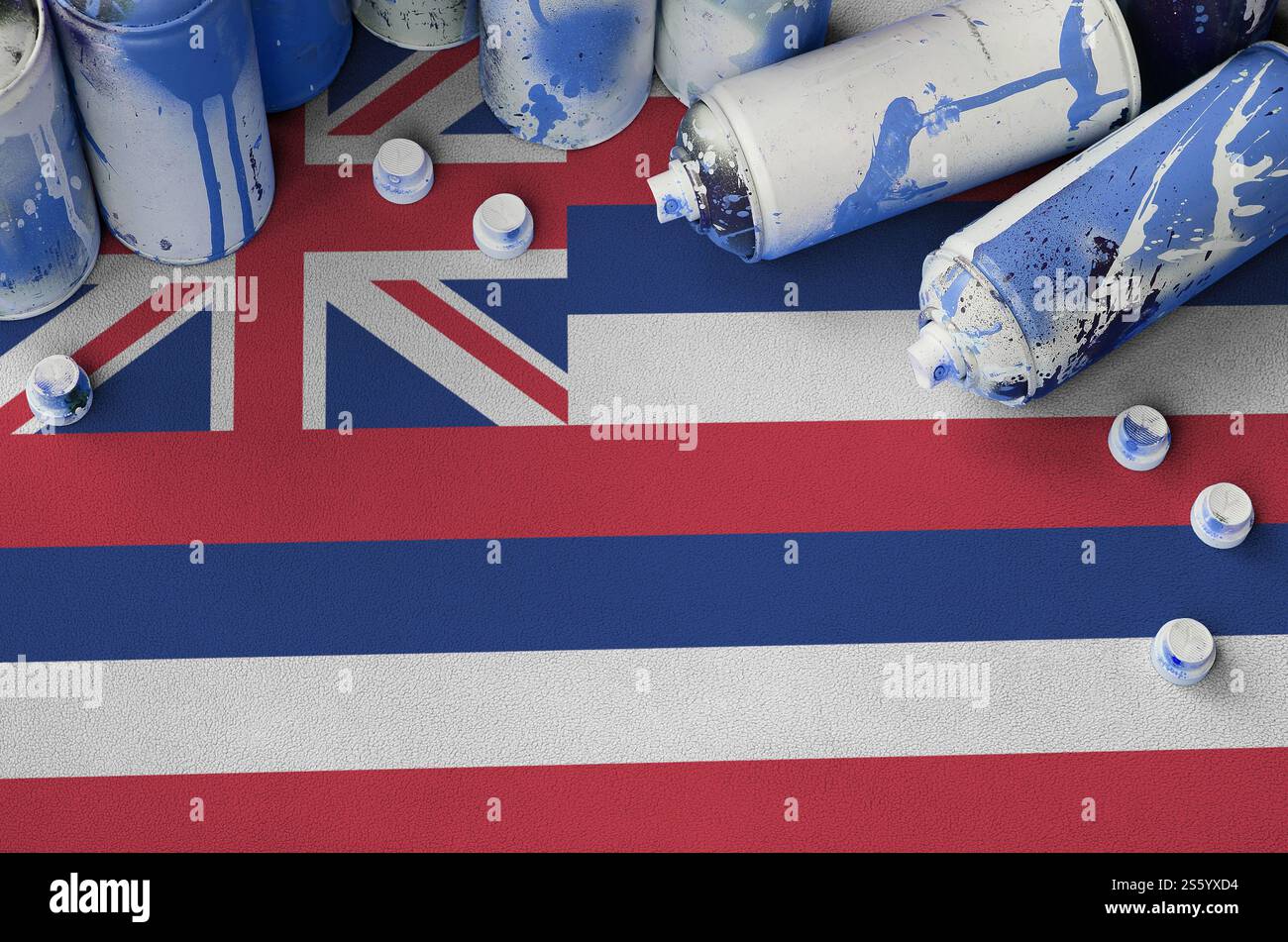 Hawaii US-Staatsflagge und wenige benutzten Spraydosen für Graffiti-Malerei. Street Art Kulturkonzept, Vandalismusprobleme. Hawaii US-Bundesflagge und Stockfoto