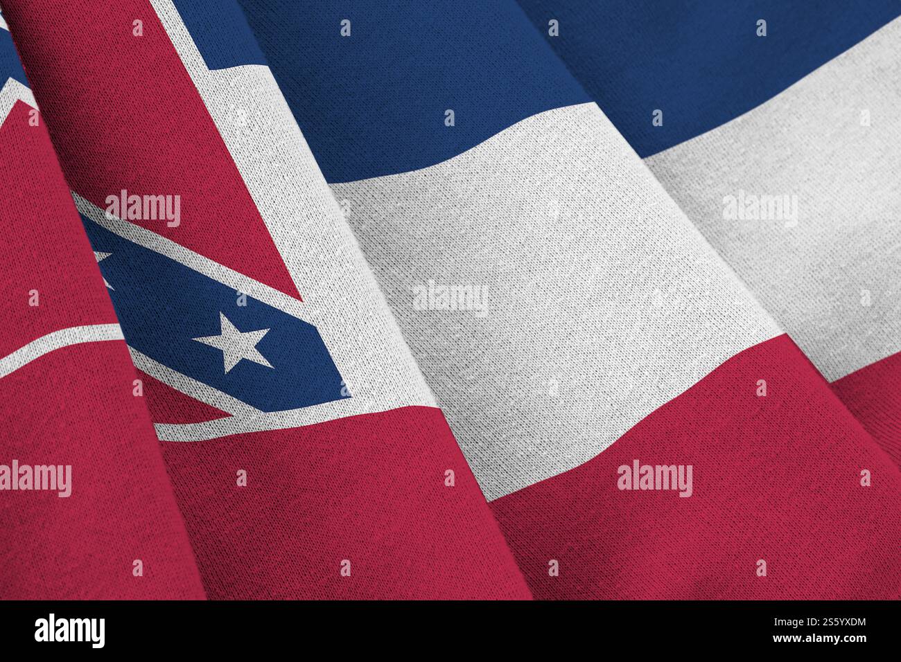 Mississippi neue US-Staatsflagge mit großen Falten, die dicht oben unter dem Studio-Licht winken. Die offiziellen Symbole und Farben im Stoffbanner. Stockfoto