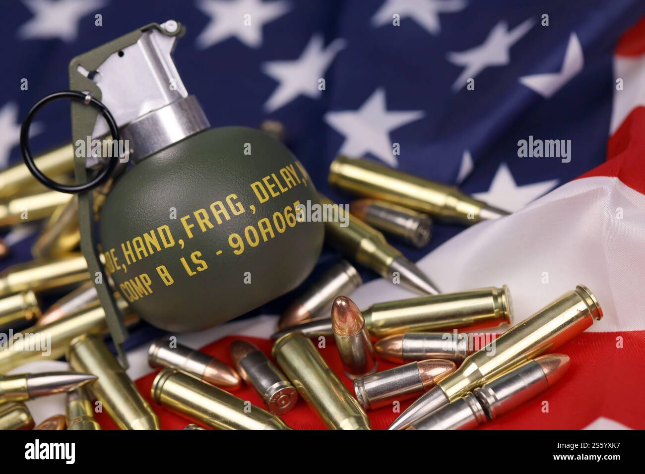 M67 Fraggranate und viele gelbe Kugeln und Patronen auf US-Flagge. Konzept des Waffenhandels auf US-Territorium oder Sondereinsätzen. M67 Stockfoto