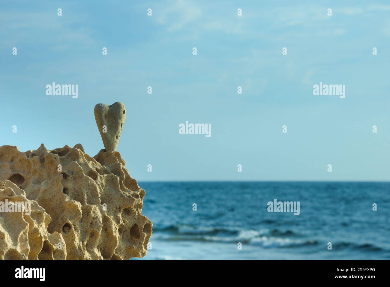 Herzförmiger Kieselstein, auf der Klippe. Sardinien, Italien. Abstraktes Konzept: Liebe, Emotionen, Verlieben, Zuneigung, Liebe zur Natur-Meer Stockfoto