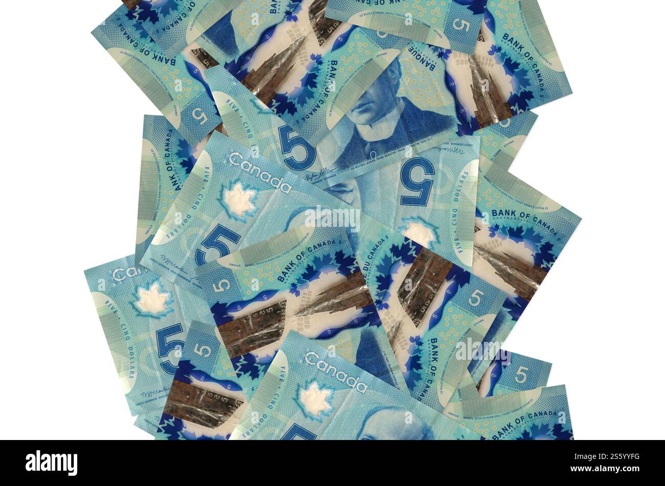 5 kanadische Dollarscheine fliegen isoliert auf weiß herunter. Viele Banknoten fallen mit weißem Kopierraum auf der linken und rechten Seite. 5 kanadische Dollar-Scheine Stockfoto