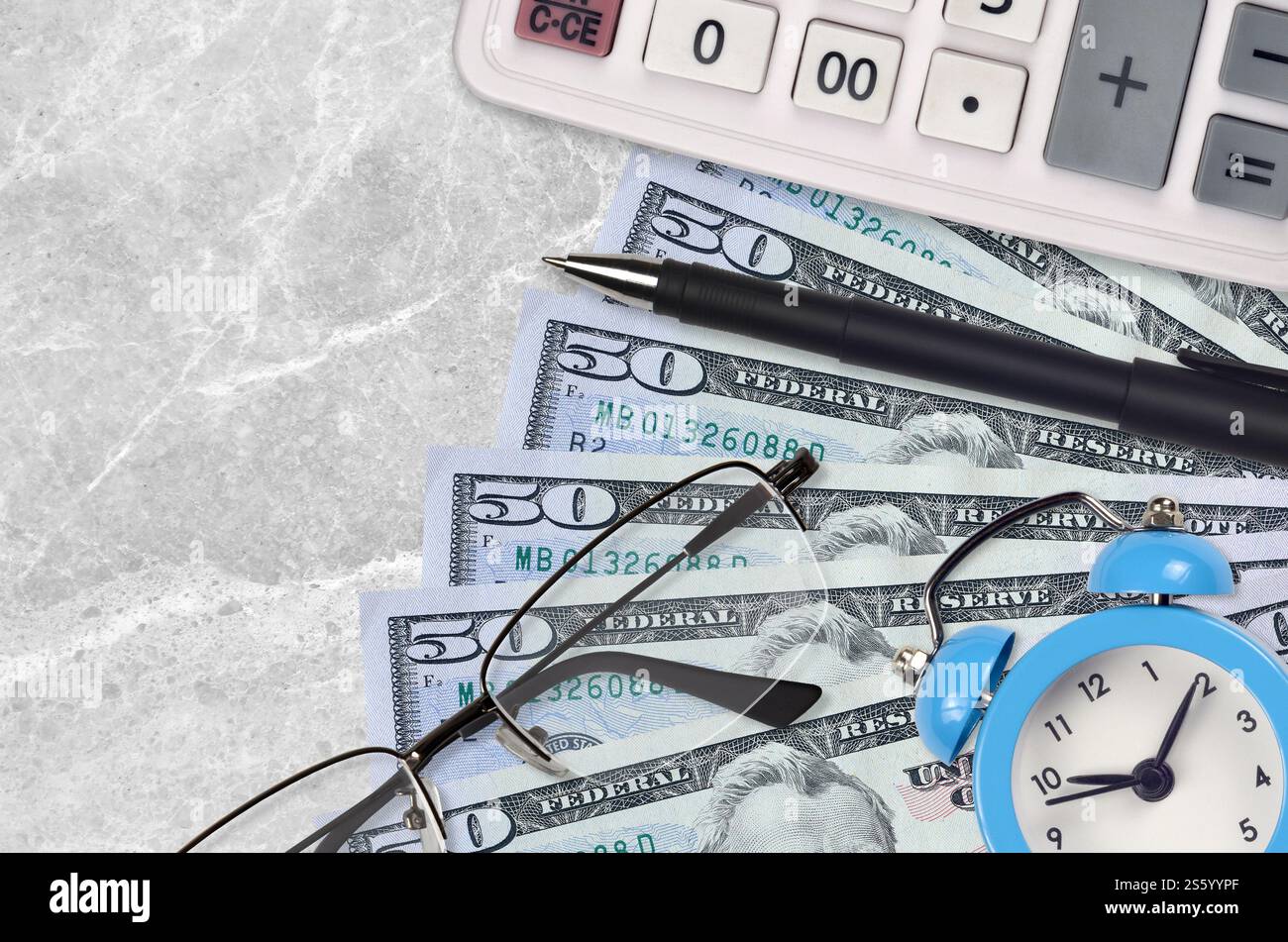 50 US-Dollar-Scheine und Taschenrechner mit Brille und Stift. Geschäftsdarlehen oder Steuerzahlung Saisonkonzept. Finanzplanung und Zeit für die Zahlung von Steuern. 50 US Stockfoto