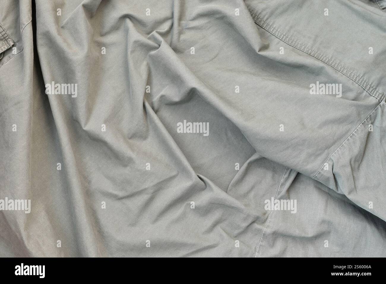 Die Textur des Stoffes ist olivfarben und ähnelt der Uniform amerikanischer Soldaten aus dem Zweiten Weltkrieg. Hintergrundbild für Stockfoto