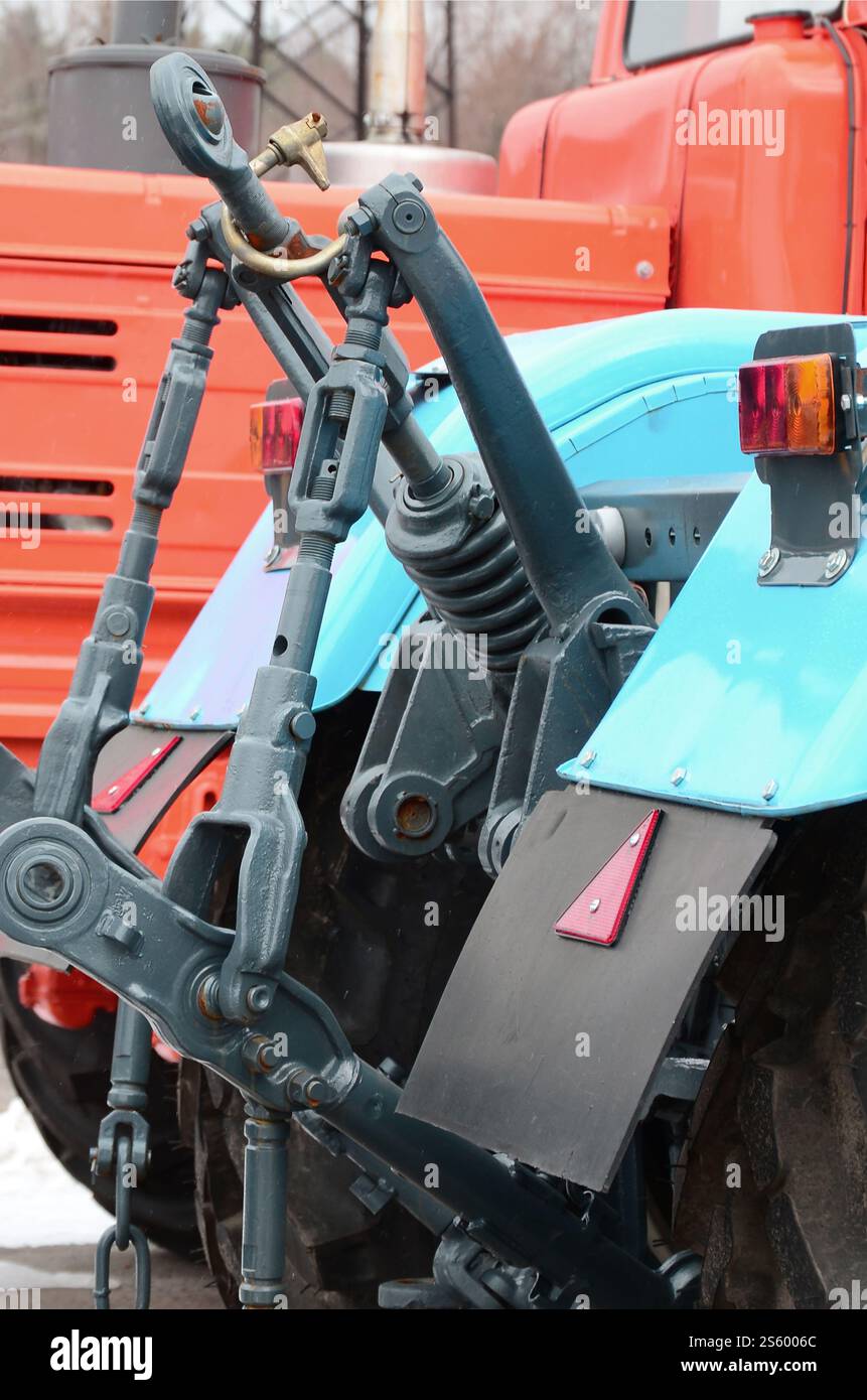 Räder der Rückansicht des neuen Traktors bei Schnee. Rückansicht des landwirtschaftlichen Fahrzeugs. Räder der Rückansicht des neuen Traktors bei Schnee. Stockfoto