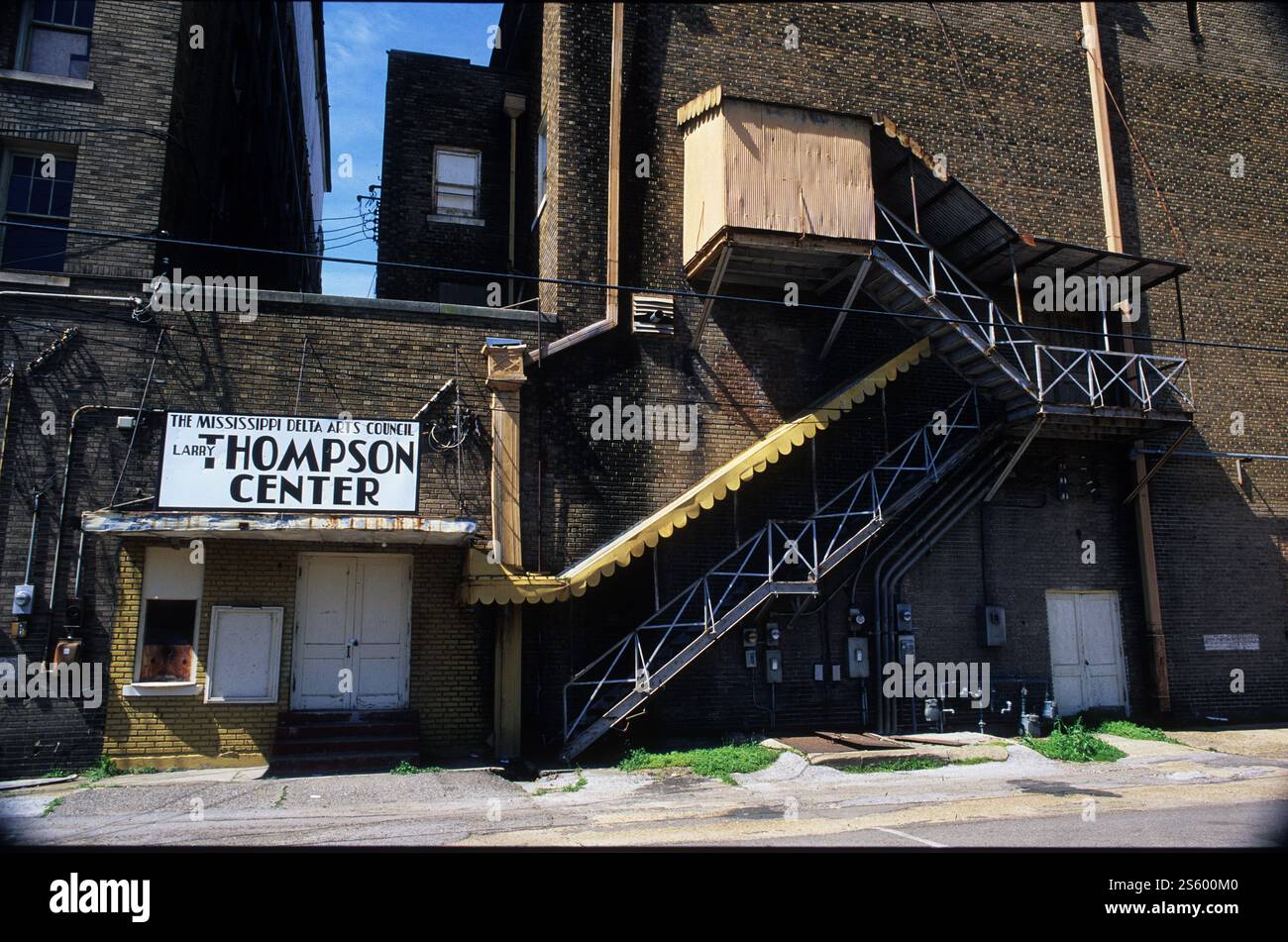 Reflexion einer geteilten Vergangenheit auf der nun stillen Treppe eines ehemaligen Kinos in Clarksdale Mississippi. Die Überreste der Jim Crow-Ära Stockfoto