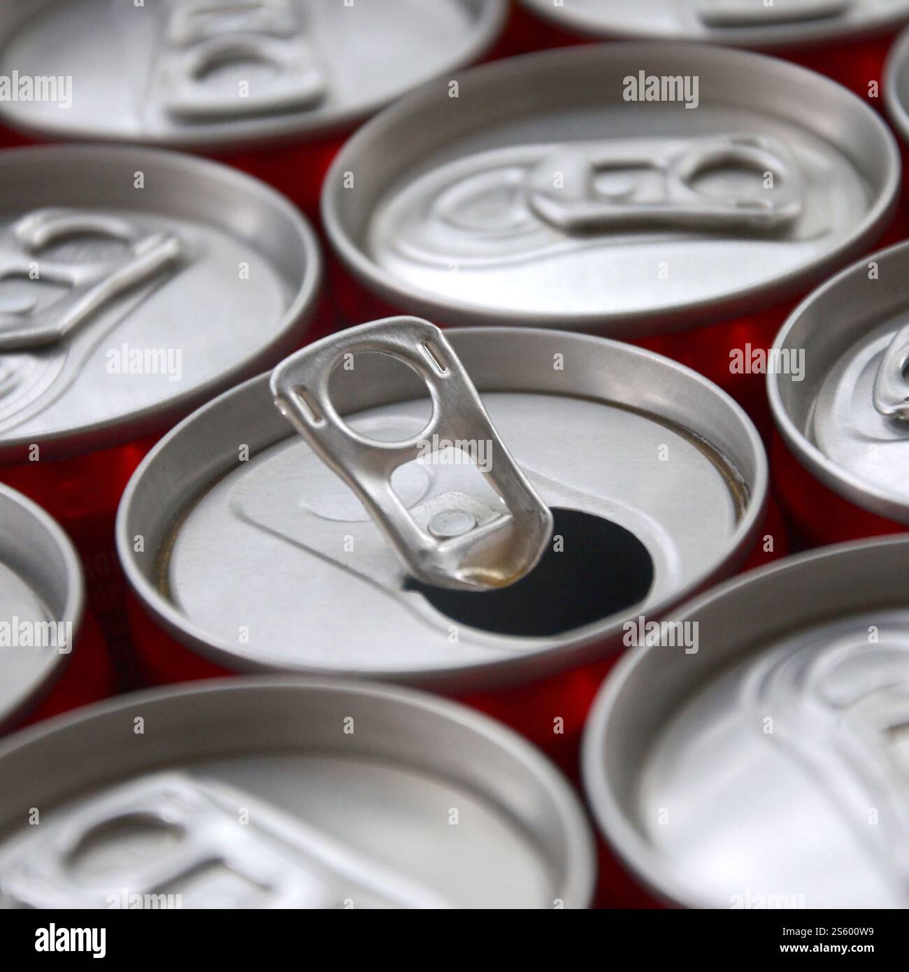 Viele Alu-Soda-Getränkedosen schließen sich. Werbung für Soda- oder Blechdosen-Massenproduktion. Viele Getränkedosen aus Aluminium. Werbung für Stockfoto