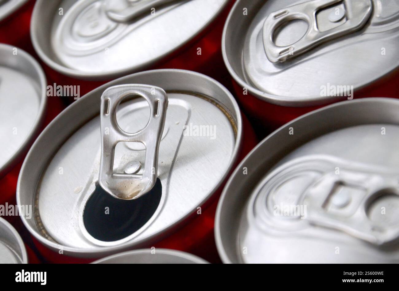 Viele Alu-Soda-Getränkedosen schließen sich. Werbung für Soda- oder Blechdosen-Massenproduktion. Viele Getränkedosen aus Aluminium. Werbung für Stockfoto