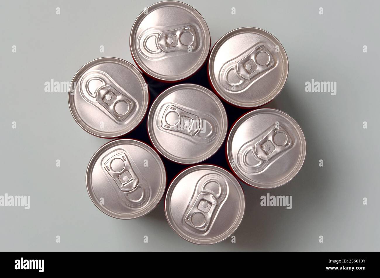 Viele neue Aluminiumdosen mit alkoholfreien Limonaden, Limonade Cola, Bier oder Energy Drink. Konzept der Getränkeherstellung und Massenproduktion. Viele Stockfoto