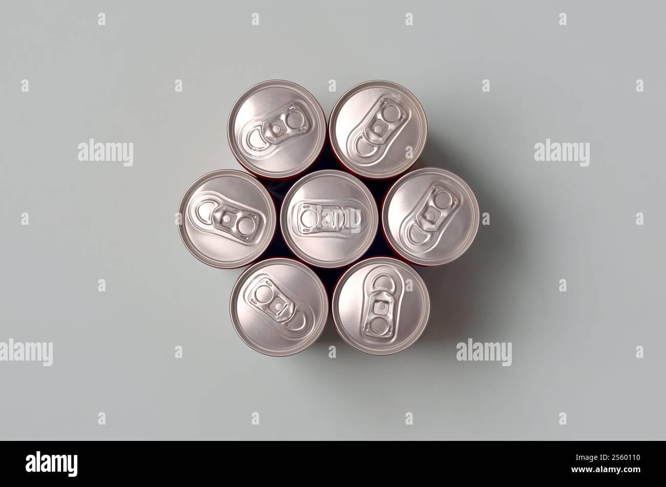 Viele neue Aluminiumdosen mit alkoholfreien Limonaden, Limonade Cola, Bier oder Energy Drink. Konzept der Getränkeherstellung und Massenproduktion. Viele Stockfoto