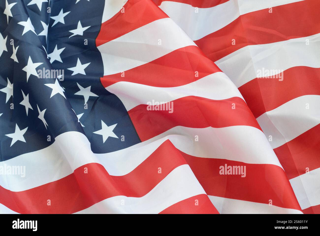 Die Vereinigten Staaten von Amerika schwenken Flagge mit vielen Falten. Patriotischer Hintergrund für das Design des US Presidents Day. Die Vereinigten Staaten von Amerika schwenken mit der Flagge Stockfoto