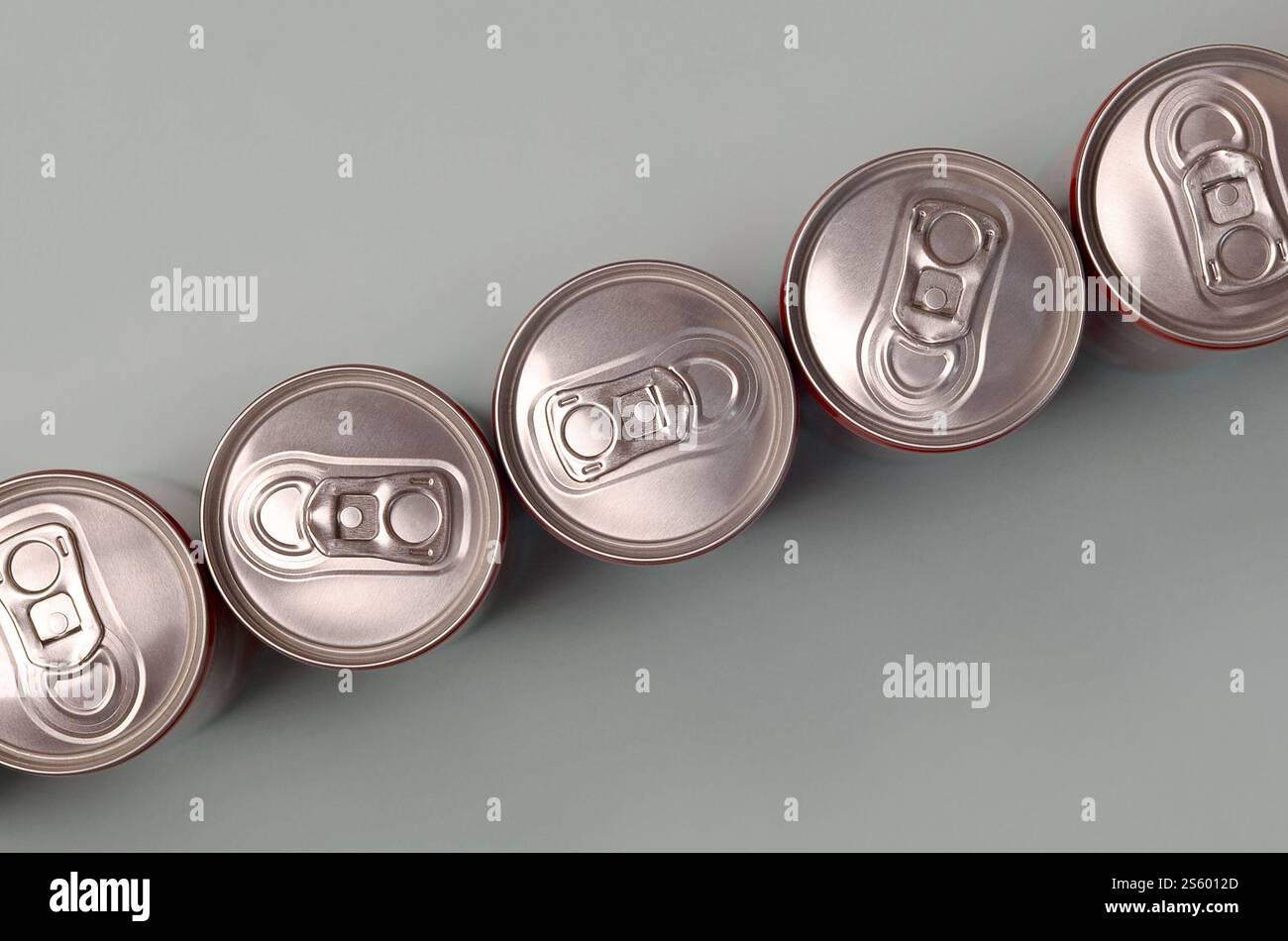 Viele neue Aluminiumdosen mit alkoholfreien Limonaden, Limonade Cola, Bier oder Energy Drink. Konzept der Getränkeherstellung und Massenproduktion. Viele Stockfoto