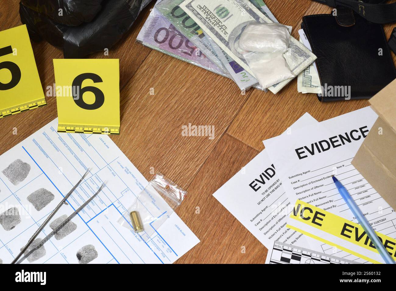 Beweismittel- Chain-of-Custody-Etiketten und braune Papiertüte mit Fingerabdrücken die Antragstellerkarte liegt gegen große Heroinpakete und Geldpakete Stockfoto