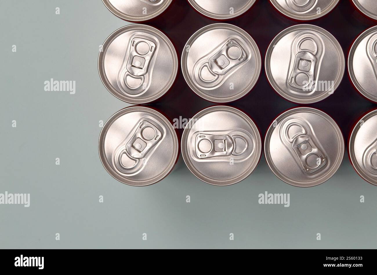 Viele neue Aluminiumdosen mit alkoholfreien Limonaden, Limonade Cola, Bier oder Energy Drink. Konzept der Getränkeherstellung und Massenproduktion. Viele Stockfoto