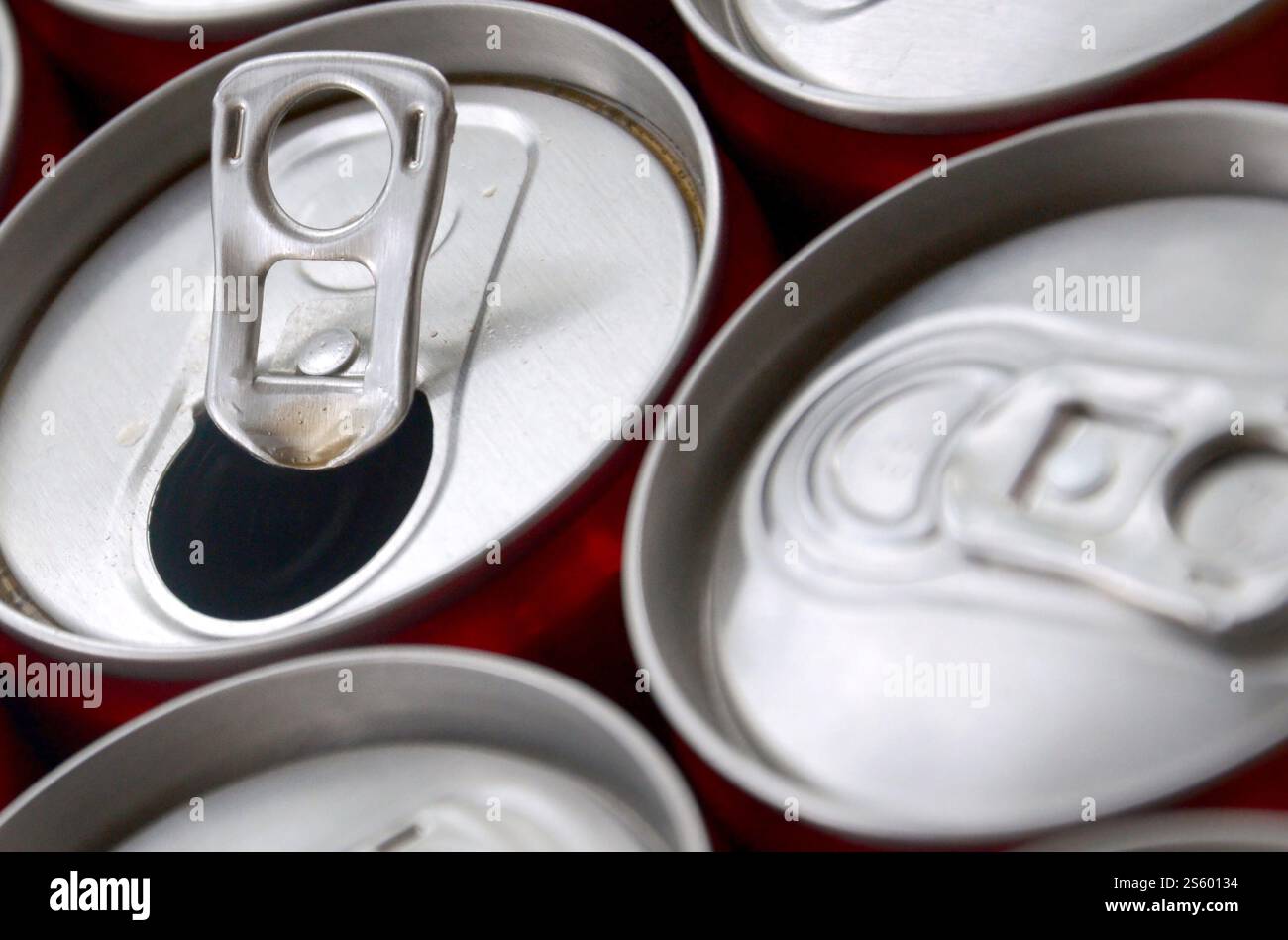 Viele Alu-Soda-Getränkedosen schließen sich. Werbung für Soda- oder Blechdosen-Massenproduktion. Viele Getränkedosen aus Aluminium. Werbung für Stockfoto