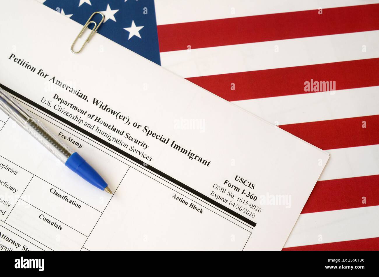 I-360 Petition für Amerasian-, Witwer- oder spezielle Einwanderungsformulare liegt auf der Flagge der Vereinigten Staaten mit blauem Stift vom Department of Homeland Security Stockfoto