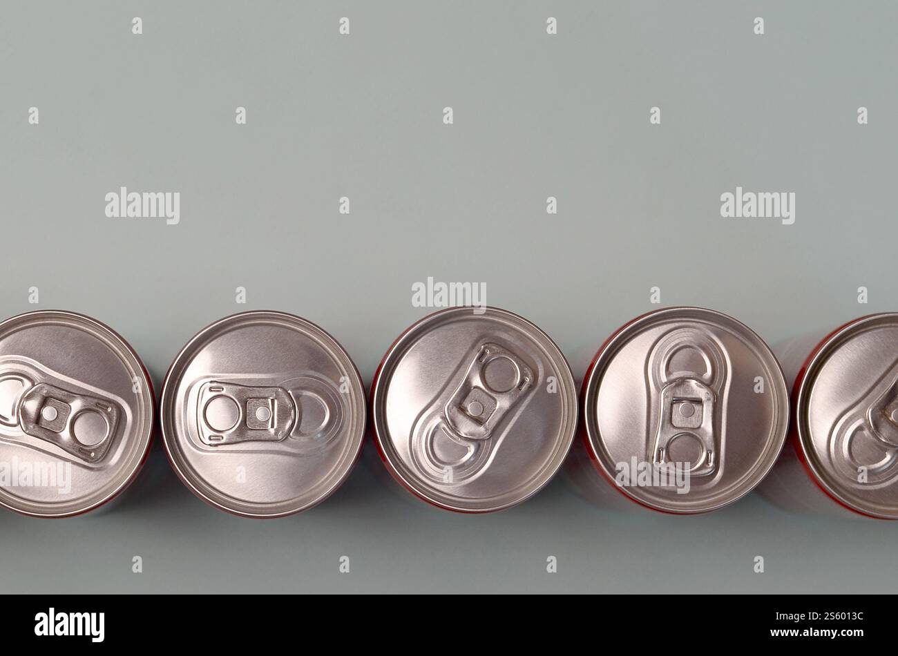 Viele neue Aluminiumdosen mit alkoholfreien Limonaden, Limonade Cola, Bier oder Energy Drink. Konzept der Getränkeherstellung und Massenproduktion. Viele Stockfoto