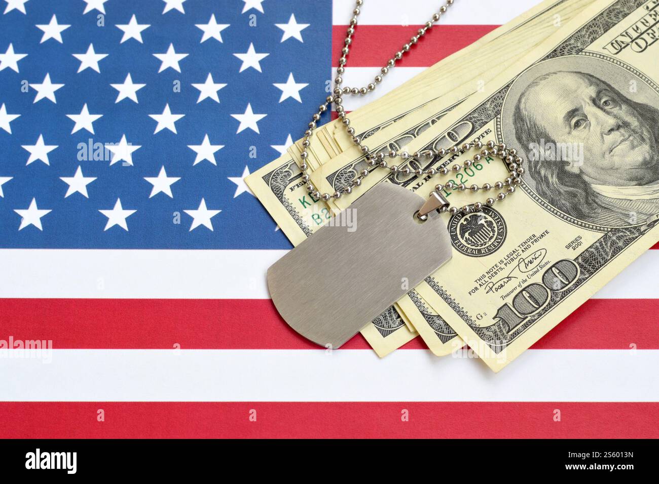 Armeeausweismedaillons und Dollarscheine auf der Flagge der Vereinigten staaten. Militärrente, Gehalt in der Armee oder Militärversicherung, Auftragnehmer Stockfoto