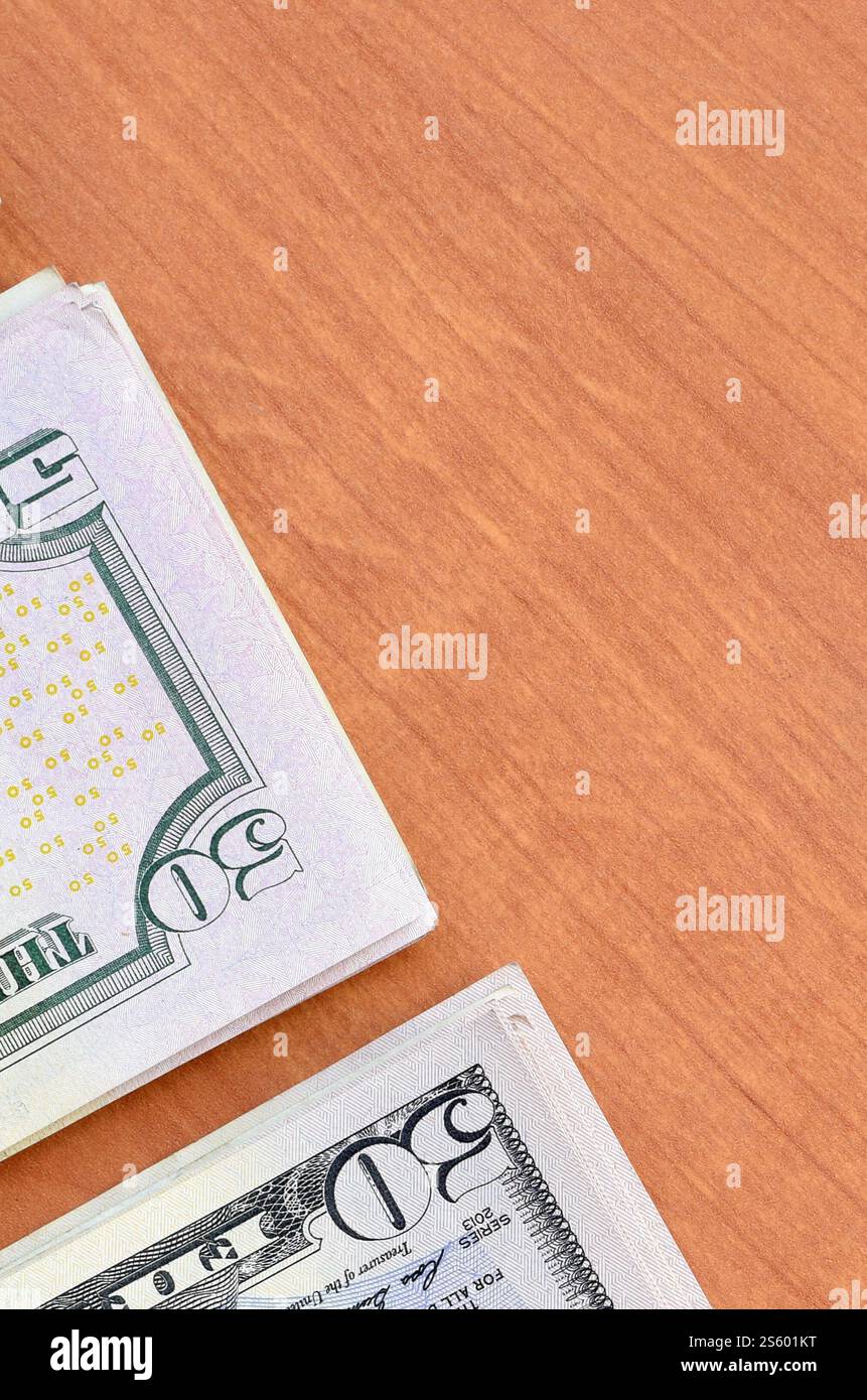 Stapel von vielen hundertfünfzig Dollar Scheine auf hölzernem Hintergrund aus nächster Nähe. Draufsicht mit flacher Lage. Abstrakter Erfolg oder Geschäftskonzept. Stockfoto