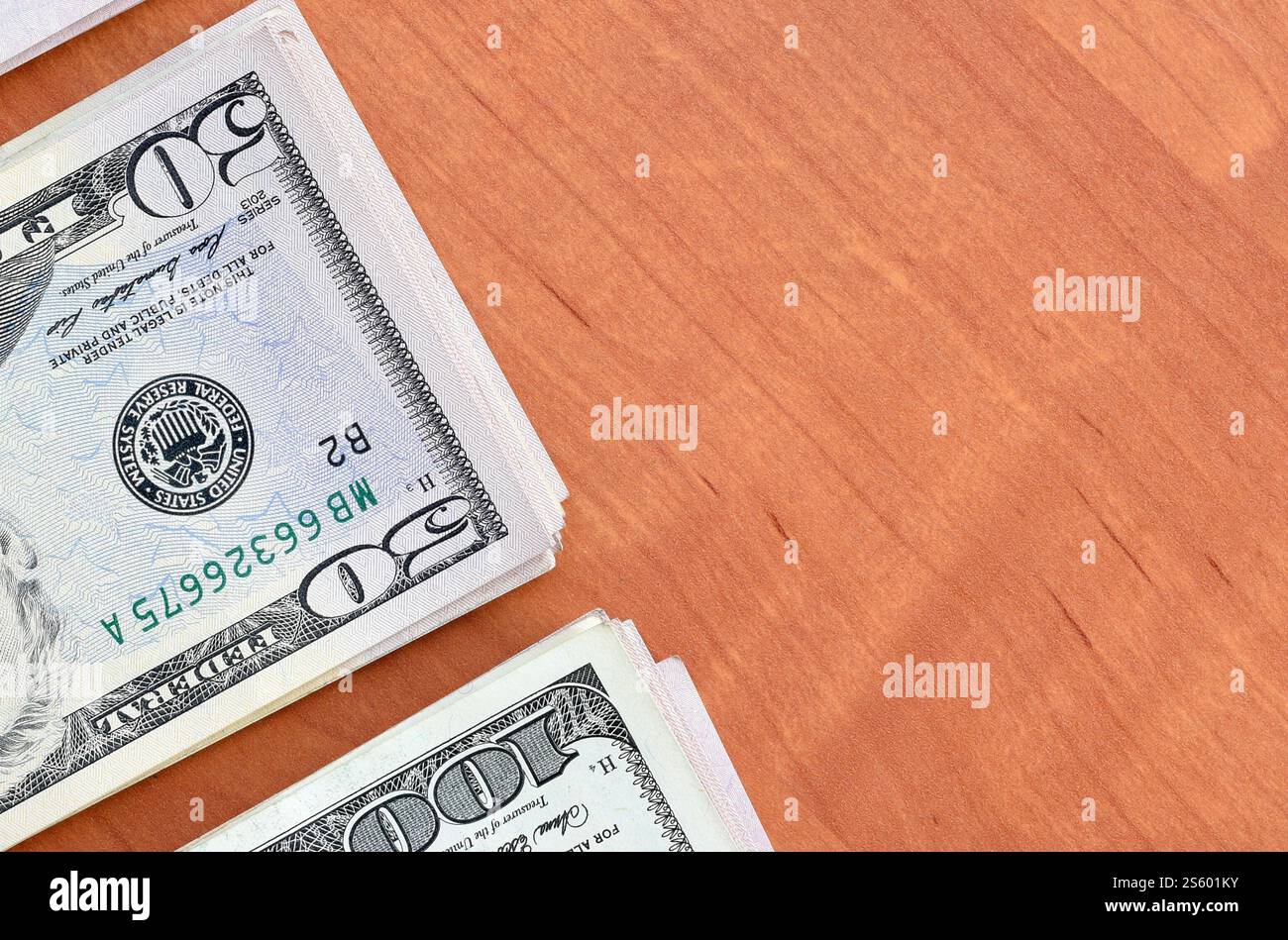 Stapel von vielen hundertfünfzig Dollar Scheine auf hölzernem Hintergrund aus nächster Nähe. Draufsicht mit flacher Lage. Abstrakter Erfolg oder Geschäftskonzept. Stockfoto