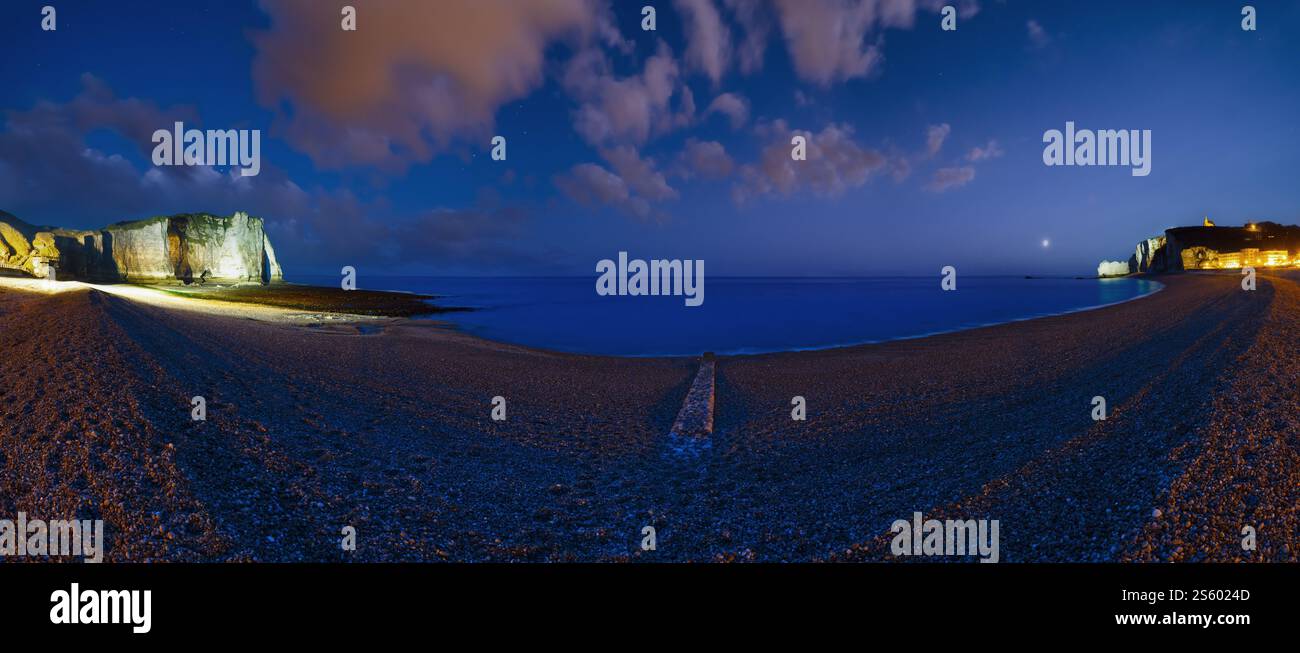 Natürliche Klippen von Etretat, Frankreich. Nacht Szene. Stockfoto