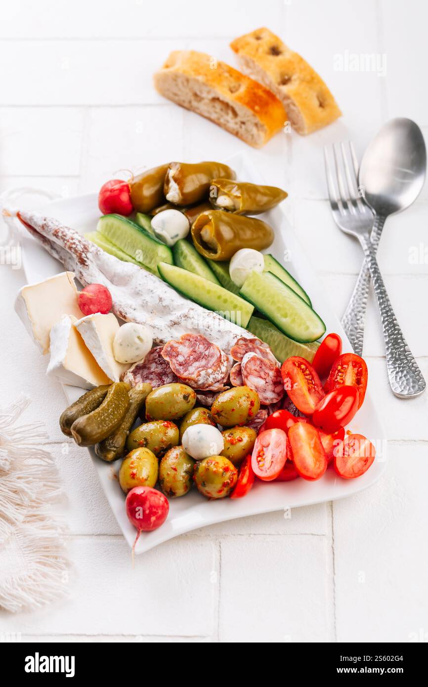 Verschiedene Vorspeisen mit Salami, Oliven, Gemüse und Käse Stockfoto